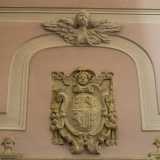 il registro inferiore, pi� sobrio, � ricoperto da intonaci rosati e cartigli in gesso...